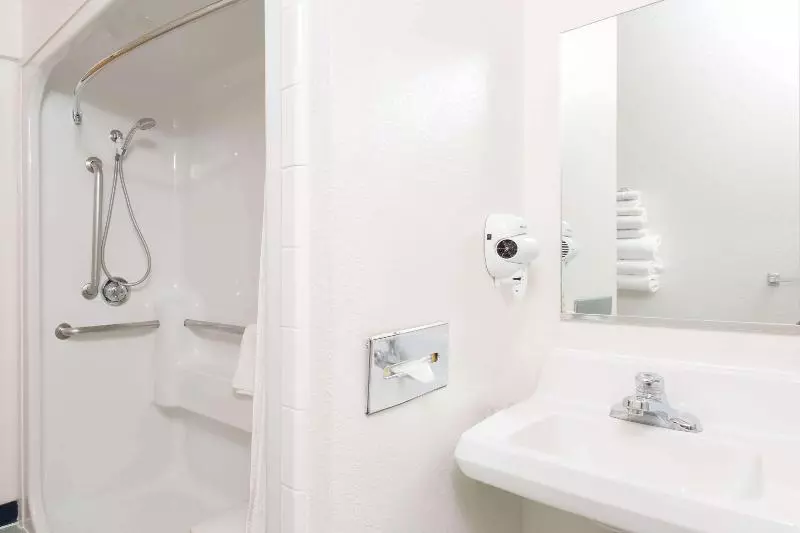 身障者適用ジュニアスイートルーム, Baymont Inn & Suites By Wyndham Anchorage Airport