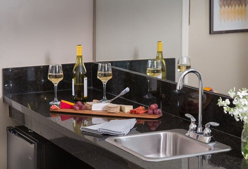 جناح, Meadowbrook Inn