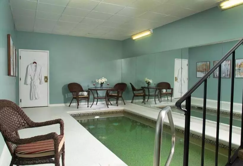 Suite with Pool, Meadowbrook Inn