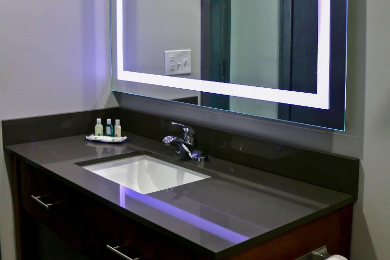 キングサイズベッドのスイートルーム, Quality Inn & Suites Watertown Fort Drum