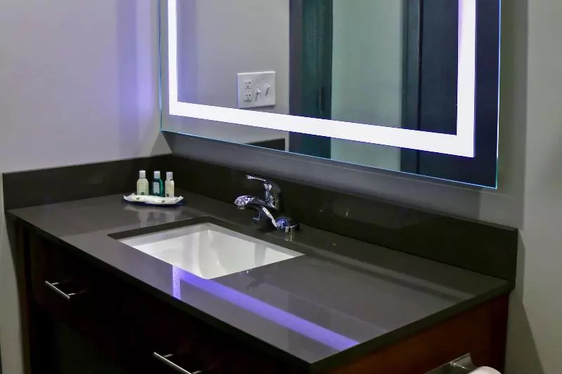 キングサイズベッドのスイートルーム, Quality Inn & Suites Watertown Fort Drum