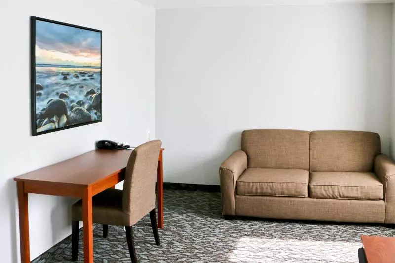 キングサイズベッドのスイートルーム, Quality Inn & Suites Watertown Fort Drum