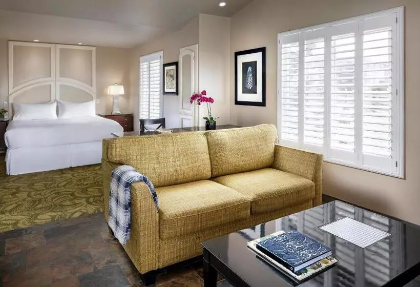 سوئیت با چشم‌انداز, Sanctuary Beach Resort