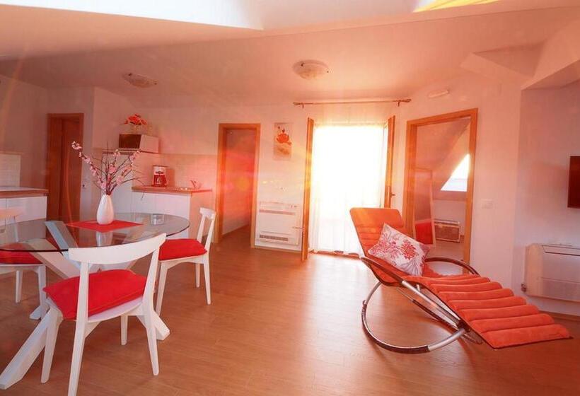 شقة غرفة نوم واحدة مطلة علي البحر مزوَّدة بشُرفة, Apartments Anuška