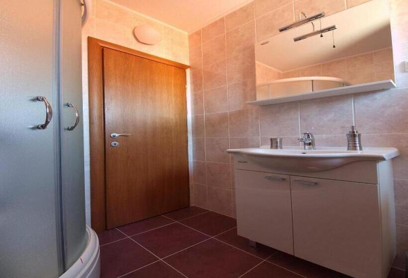 شقة غرفتين مطلة على البحر, Apartments Anuška