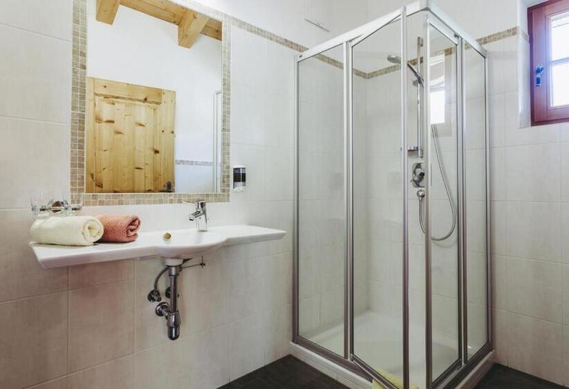 غرفة قياسية, Andis Almdorf