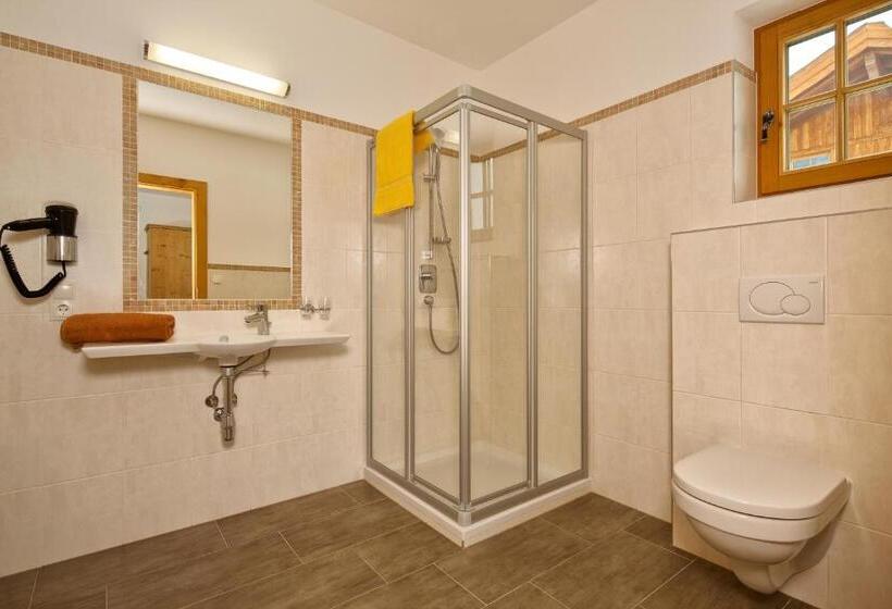 غرفة قياسية, Andis Almdorf