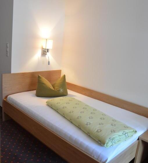 غرفة قياسية فردية, Andis Almdorf