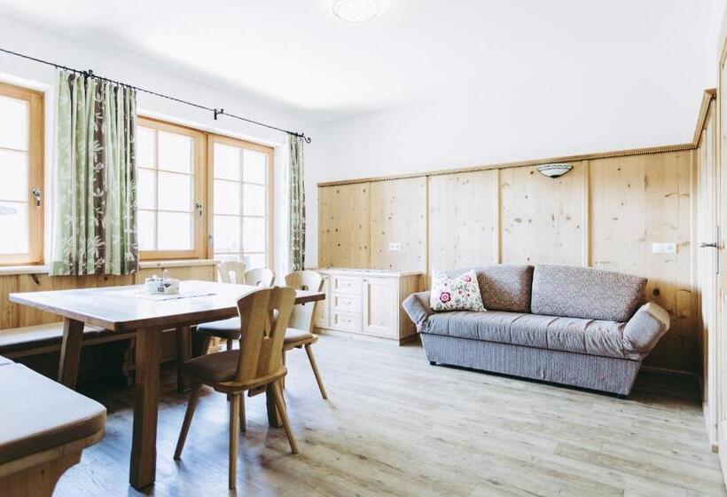 شقة غرفتين, Andis Almdorf