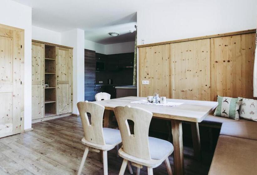 شقة غرفتين, Andis Almdorf