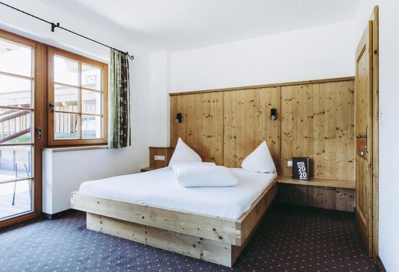 شقة غرفتين, Andis Almdorf