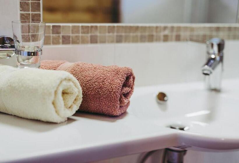 غرفة عائلية, Andis Almdorf