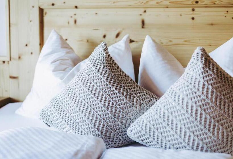 Quarto Familiar, Andis Almdorf