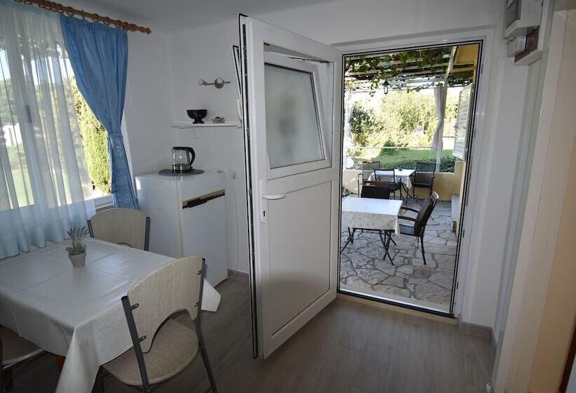 إستوديو قياسى مطلّ علي الحديقة, Guesthouse Kanjuo