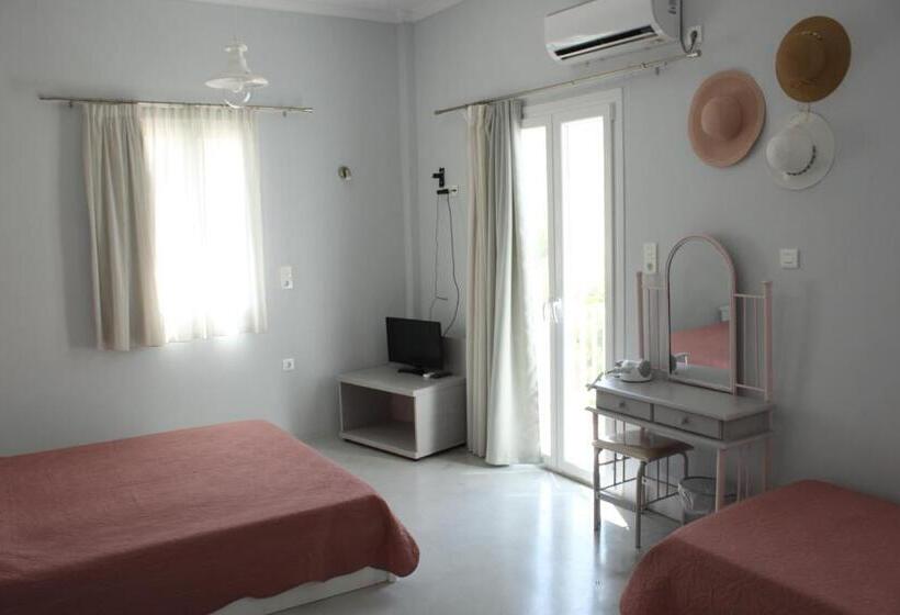 חדר סטנדרט לשלושה עם מרפסת, Passos Rooms