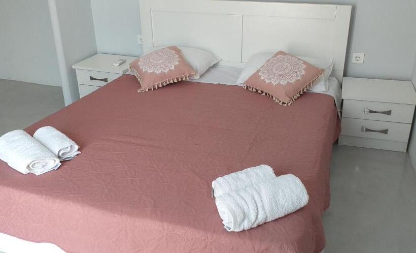 חדר סטנדרט לשלושה עם מרפסת, Passos Rooms