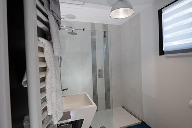 غرفة قياسية مطلّة علي حمام السباحة, Mise En Scène