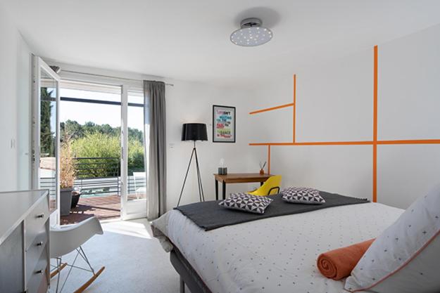 غرفة قياسية سرير كينج, Mise En Scène