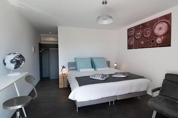 غرفة قياسية مزوَّدة بتراس, Mise En Scène