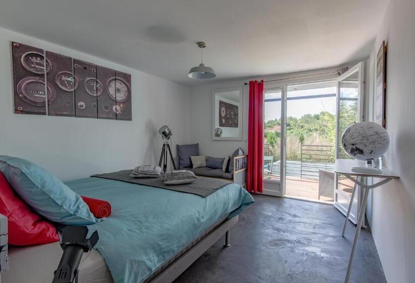 غرفة قياسية مزوَّدة بتراس, Mise En Scène