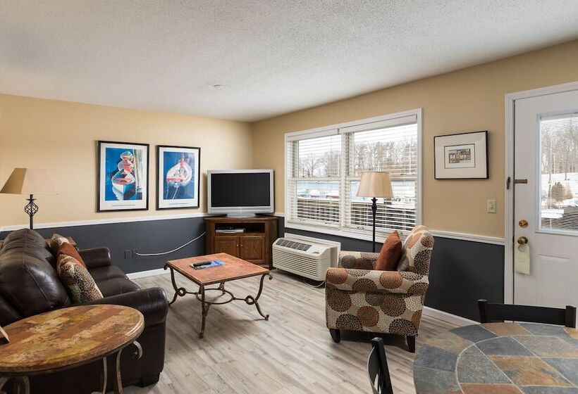 جناح غرفتين نوم, Old Harbor Inn