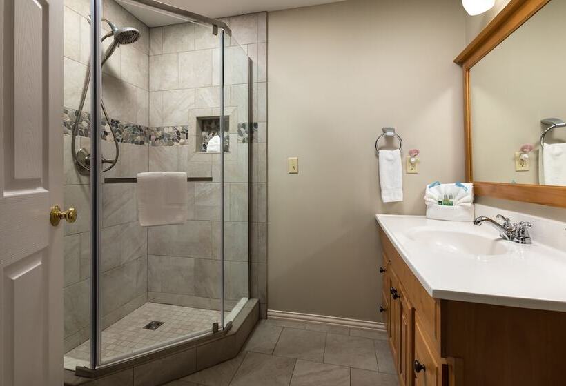 جناح غرفتين نوم, Old Harbor Inn