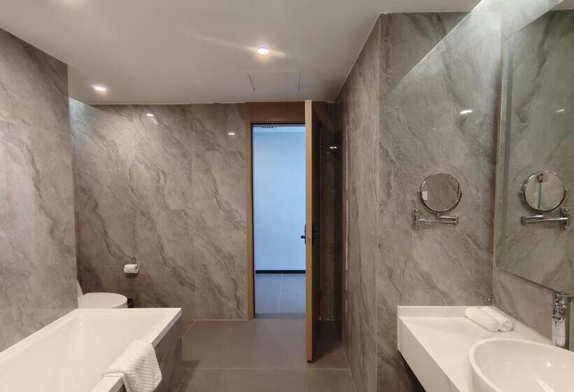 Люкс Superior, Romanjoy International