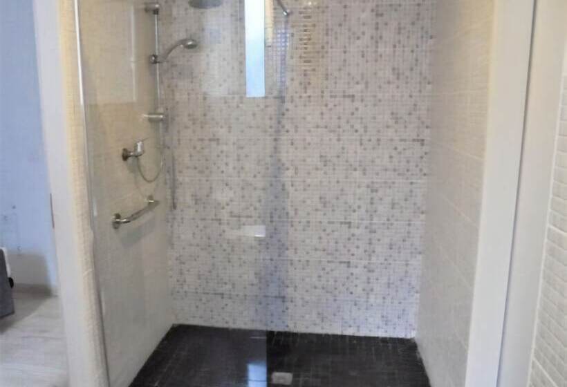 اتاق استاندارد, Easy Sants By Bossh!