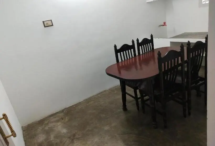اتاق استاندارد یک نفره, Mayurapriya Inn