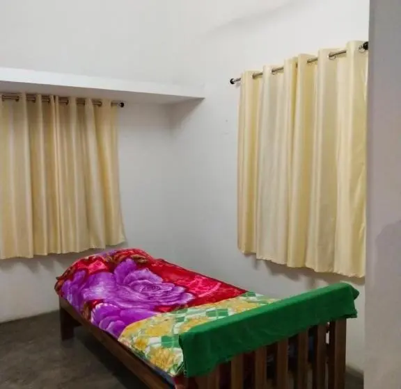 اتاق استاندارد یک نفره, Mayurapriya Inn