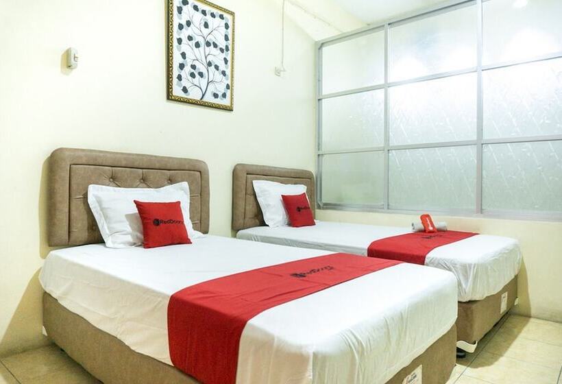 Номер Стандарт, Reddoorz Near H. Hasan Aroeboesman Airport