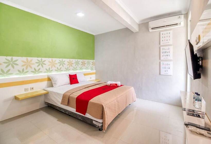 Номер Deluxe, Reddoorz Near Malioboro Tugu Station Jogja 2