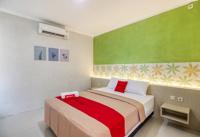 Номер Deluxe, Reddoorz Near Malioboro Tugu Station Jogja 2