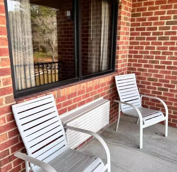 クイーンサイズベッドのスタンダードルーム, Clarion Pointe On The Lake Clarksvillesouth Hill West