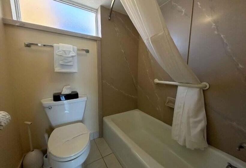 جناح إدارى, Outrigger Beach Club Resort