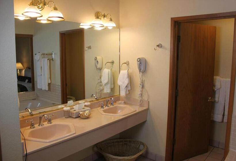 带按摩浴盆的套房, The Pines Resort & Conference Center