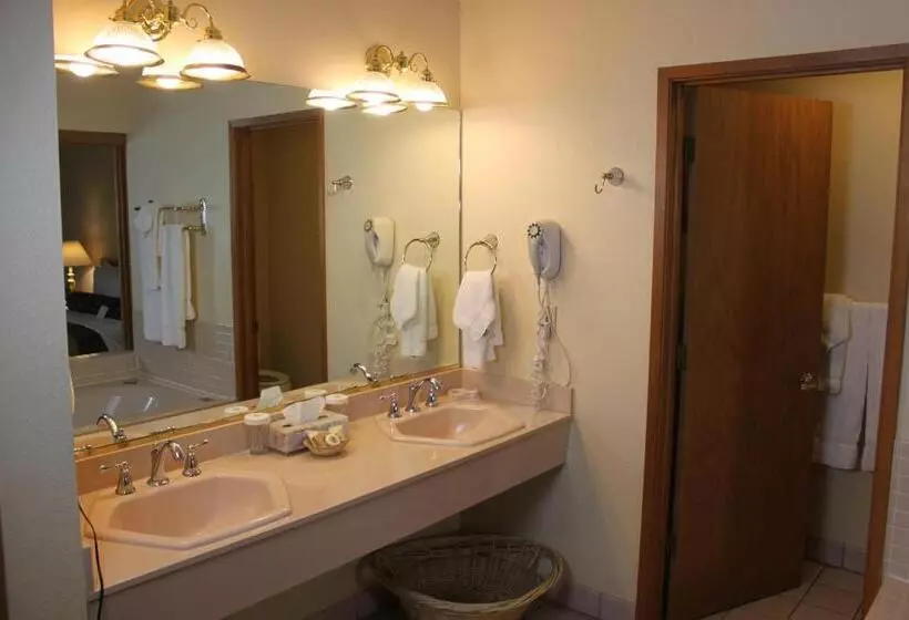 سوئیت با وان آب گرم, The Pines Resort & Conference Center