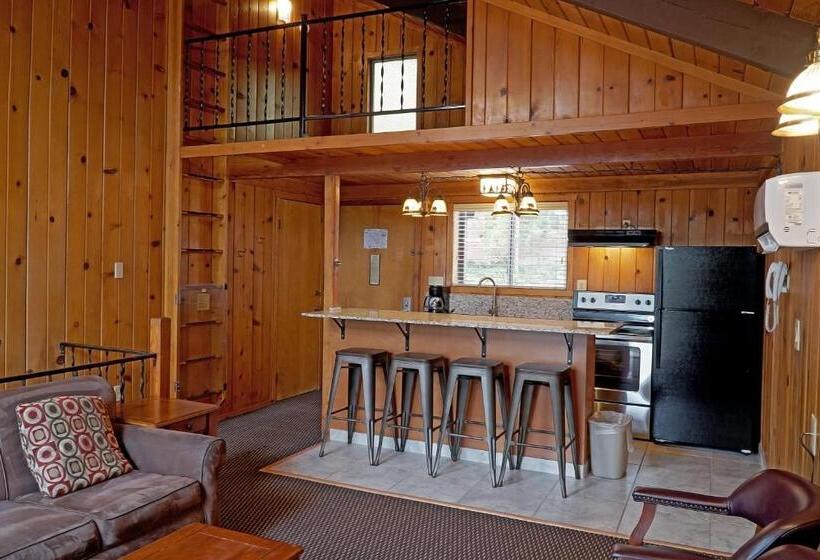 Номер Deluxe, The Pines Resort & Conference Center