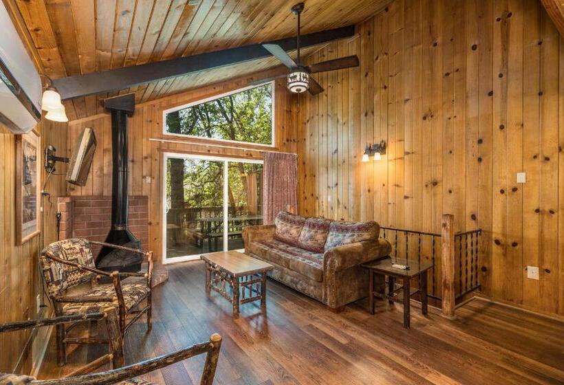 Номер Deluxe, The Pines Resort & Conference Center