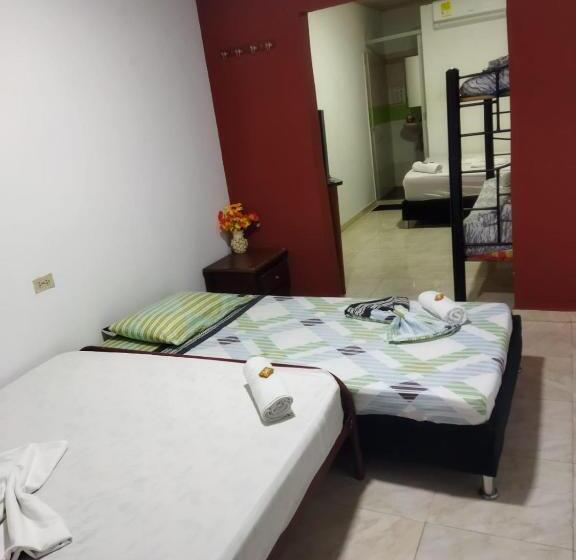 سرير فى غرفة مشتركه, Hostal Sarita