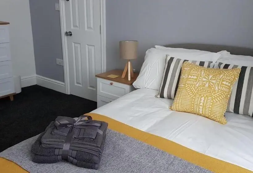 １ベッドルームハウス, Townhouse @ Birches Head Road Stoke