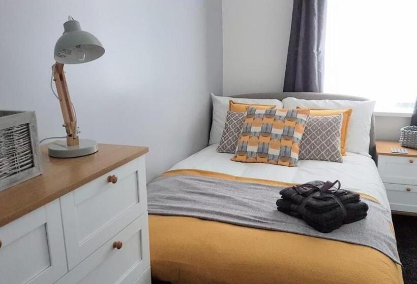 １ベッドルームハウス, Townhouse @ Birches Head Road Stoke