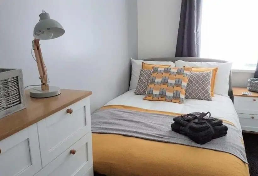 １ベッドルームハウス, Townhouse @ Birches Head Road Stoke