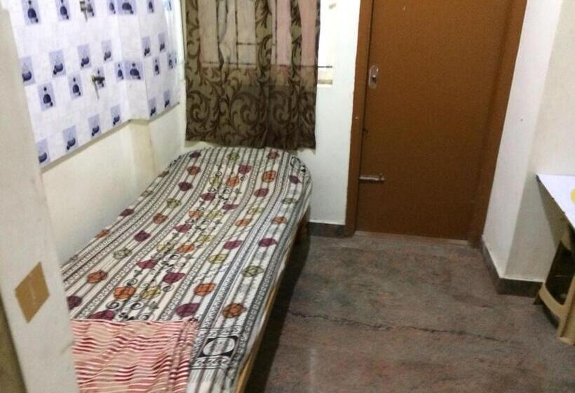 חדר סטנדרד יחיד חדר אמבטיה משותף, Professionals Pride Pg