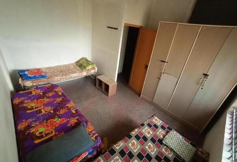 חדר סטנדרד יחיד חדר אמבטיה משותף, Professionals Pride Pg