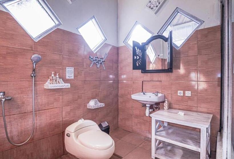 חדר סופריור לארבעה, Waenis Sunset View Hotel And Restaurant, Amed, Bali