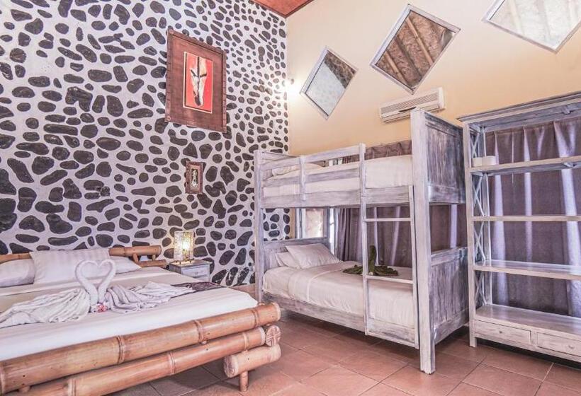 חדר סופריור לארבעה, Waenis Sunset View Hotel And Restaurant, Amed, Bali