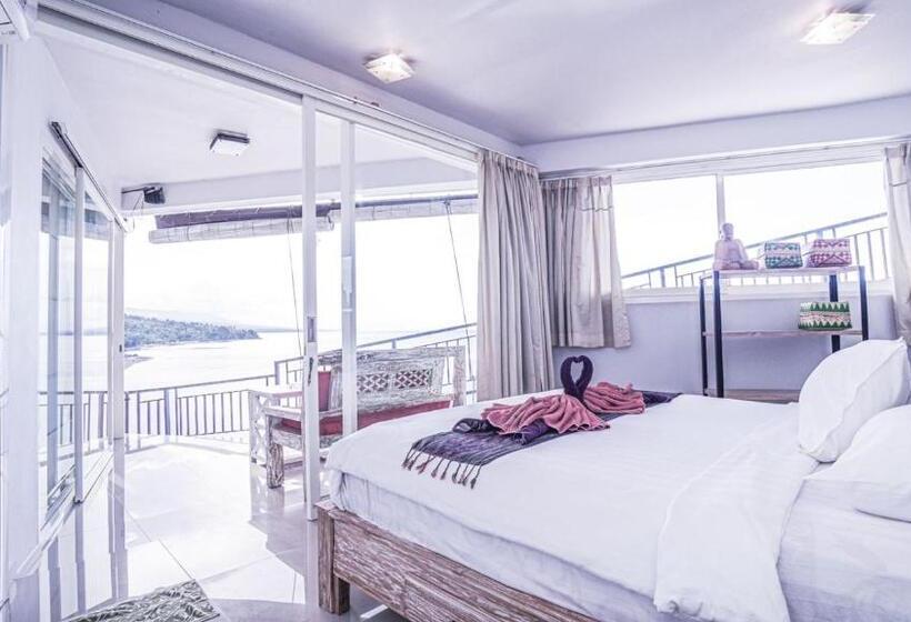 חדר דלוקס נוף לים, Waenis Sunset View Hotel And Restaurant, Amed, Bali