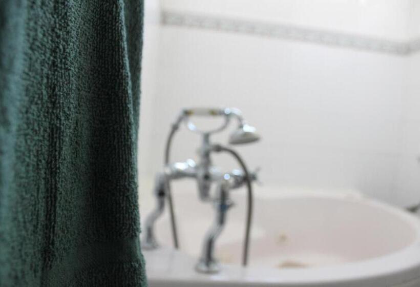 غرفة عائلية, Lady Horton Bungalow