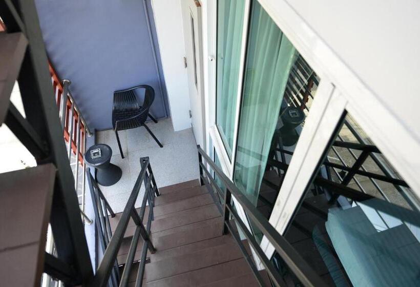 스탠다드 룸, The River Scene